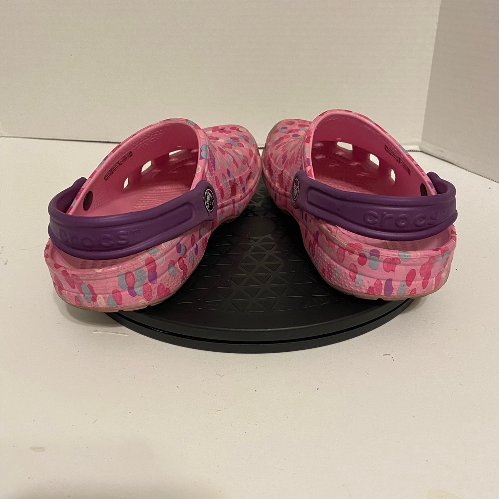 Girls crocs size 5 have some flaws shown in pictures.